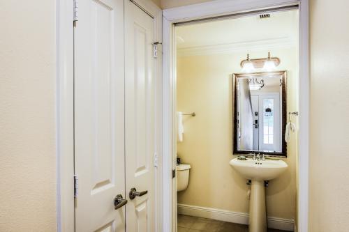 Reunion Getaway -  Vacation Rental - Photo 15