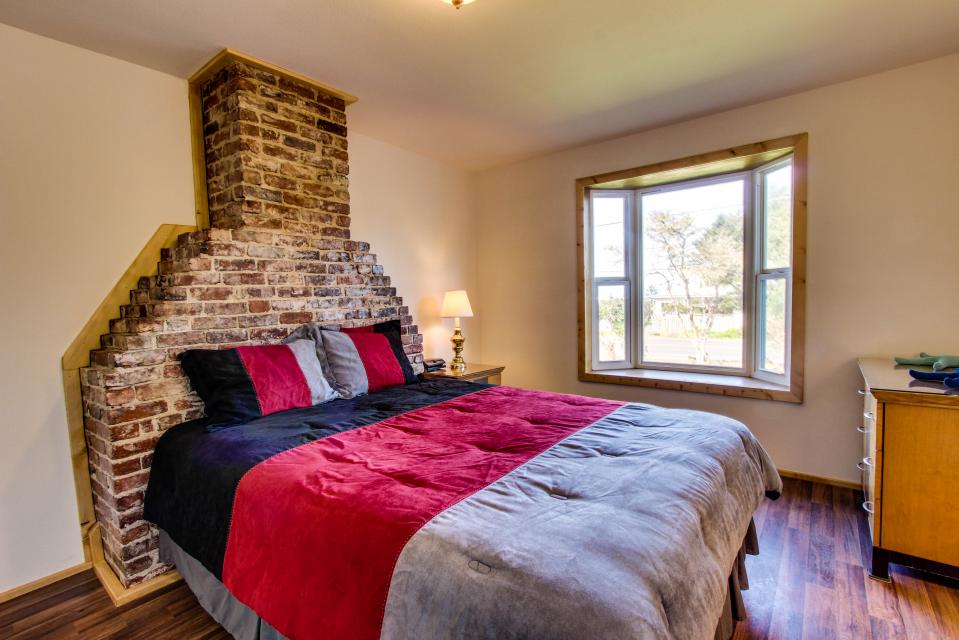 HATS House 3 BD Vacation Rental in Coos Bay, OR Vacasa