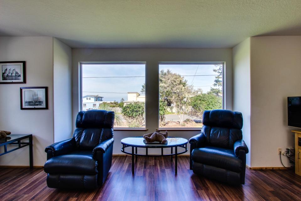 HATS House 3 BD Vacation Rental in Coos Bay, OR Vacasa