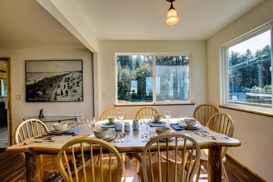 HATS House 3 BD Vacation Rental in Coos Bay, OR Vacasa