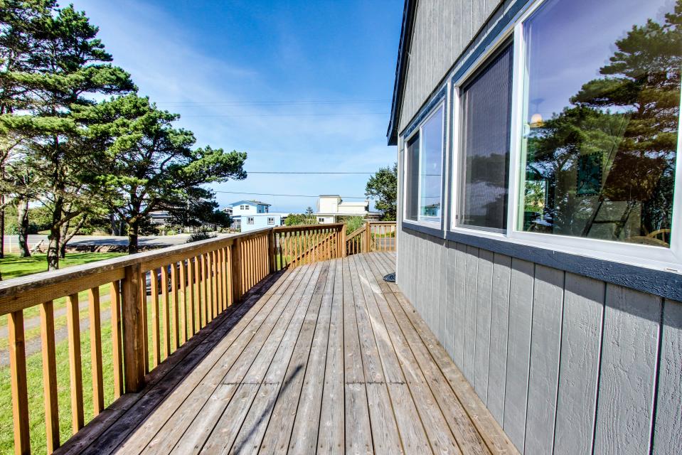 HATS House 3 BD Vacation Rental in Coos Bay, OR Vacasa