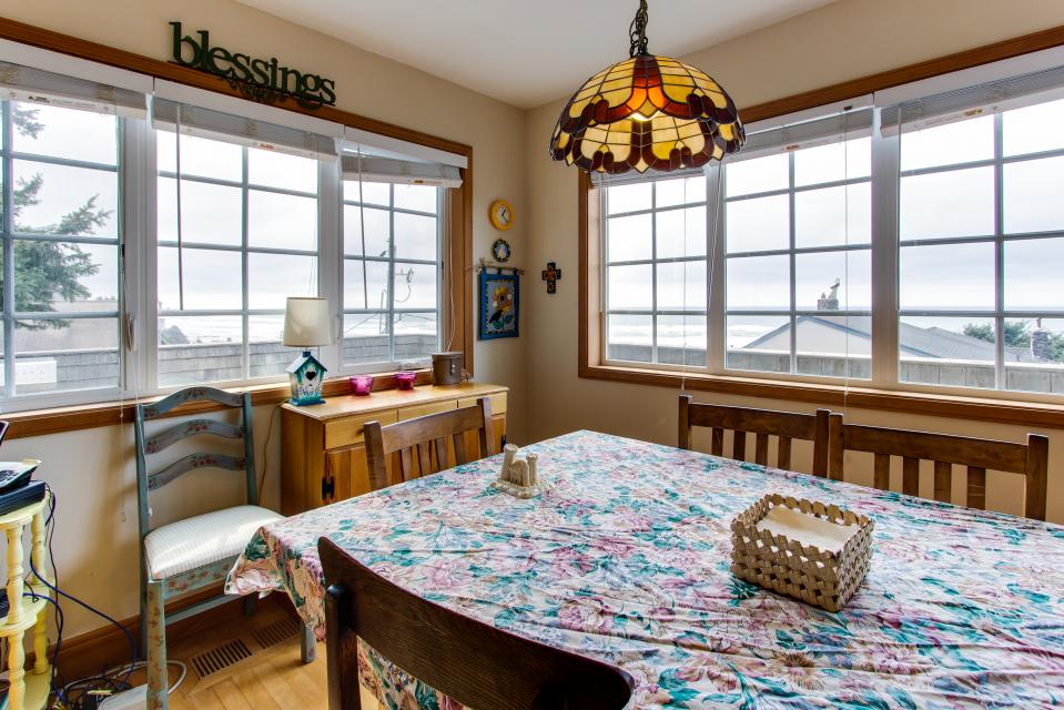 Cannon Beach Retreat 5 BD Vacation Rental in Cannon Beach, OR Vacasa