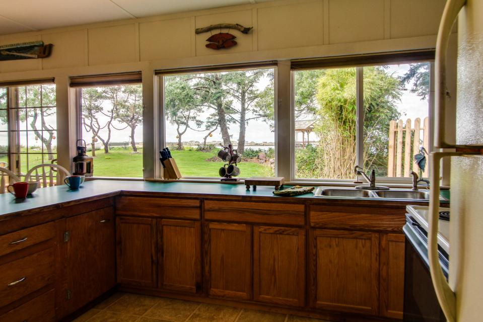 Johnson's Crab House 4 BD Vacation Rental in Waldport, OR Vacasa