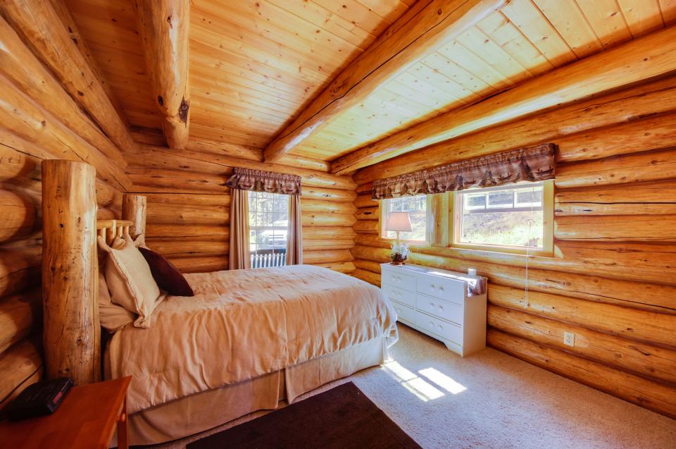 Cascade Lakeview Log Cabin 1 BD Vacation Rental in Cascade, ID Vacasa
