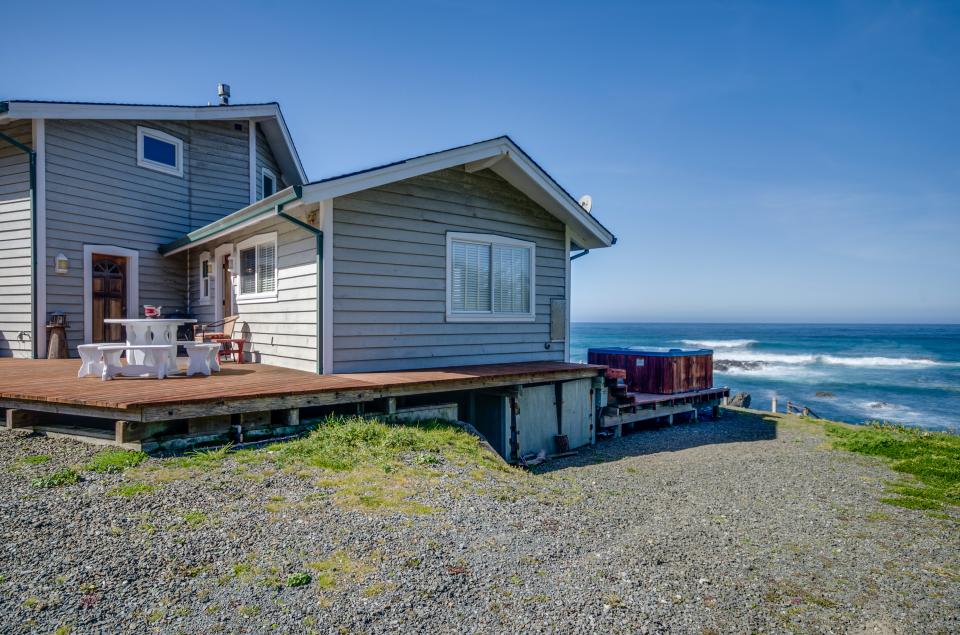 Marebello Studio Vacation Rental in Fort Bragg, CA Vacasa