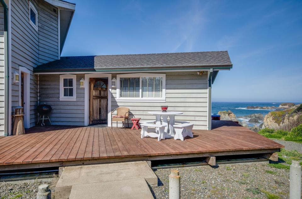 Marebello Studio Vacation Rental in Fort Bragg, CA Vacasa