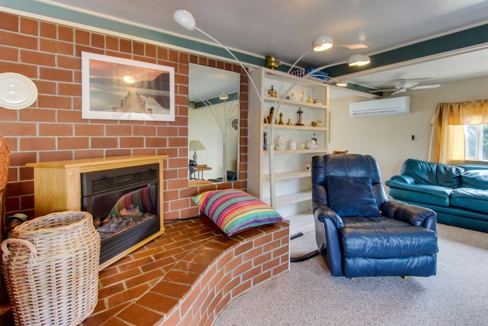 Fisherman's Dream Boat House 2 BD Vacation Rental in Garibaldi, OR