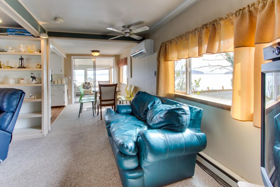 Fisherman's Dream Boat House 2 BD Vacation Rental in Garibaldi, OR