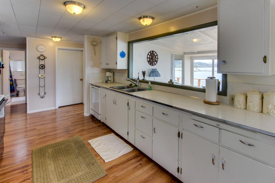 Fisherman's Dream Boat House 2 BD Vacation Rental in Garibaldi, OR