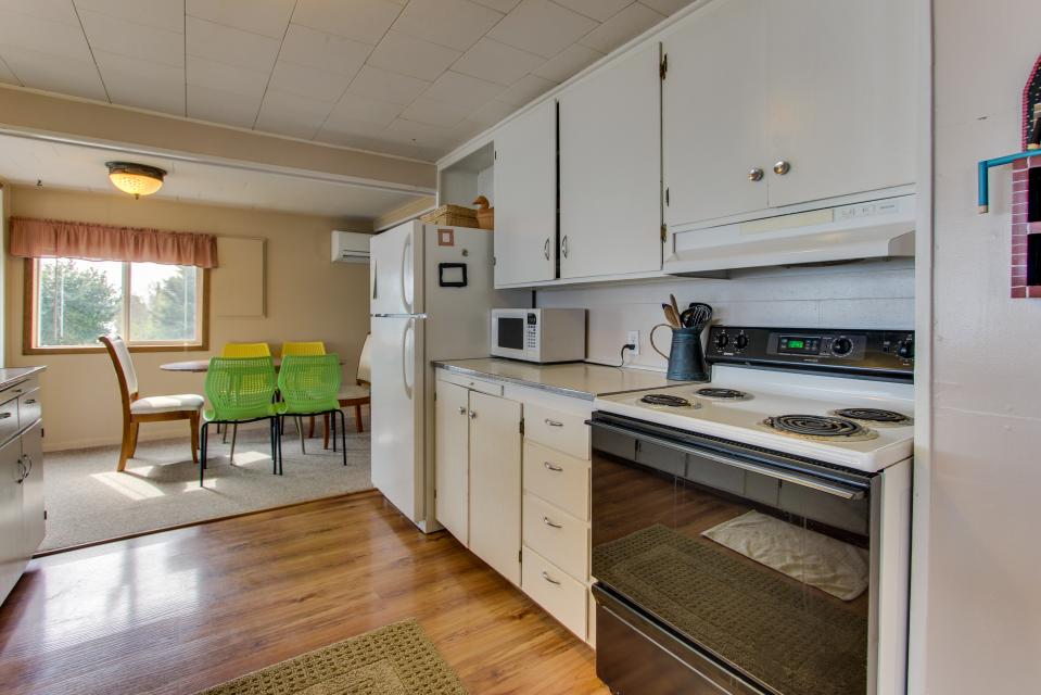 Fisherman's Dream Boat House 2 BD Vacation Rental in Garibaldi, OR