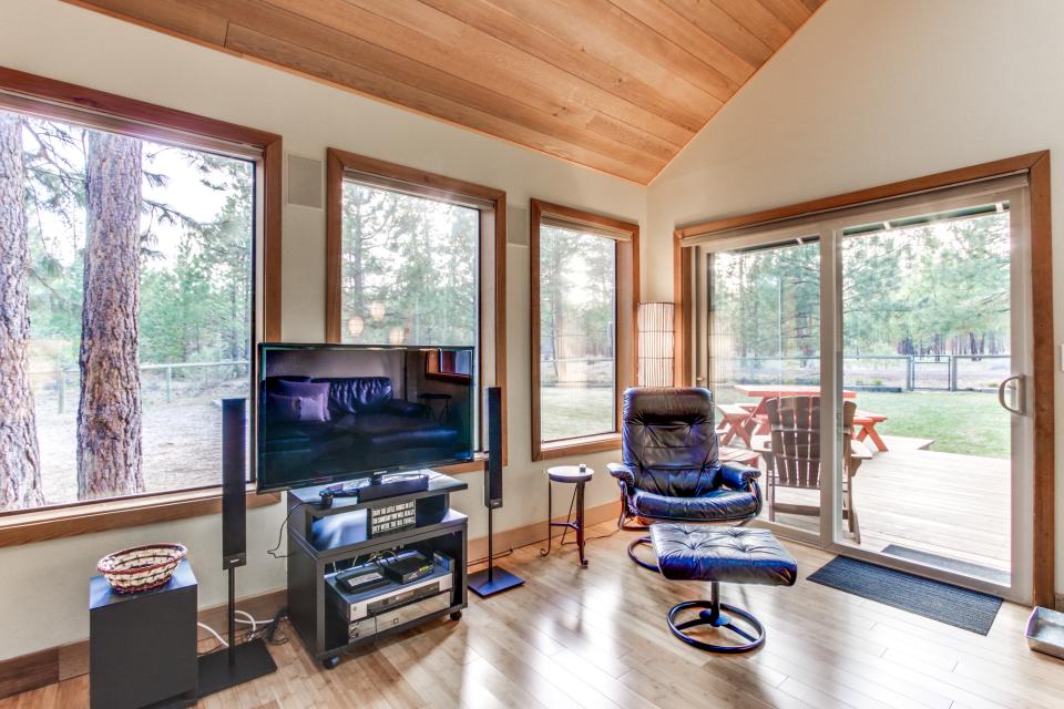 Sisters Tollgate Retreat with Hot Tub & WiFi 2 BD Vacation Rental in