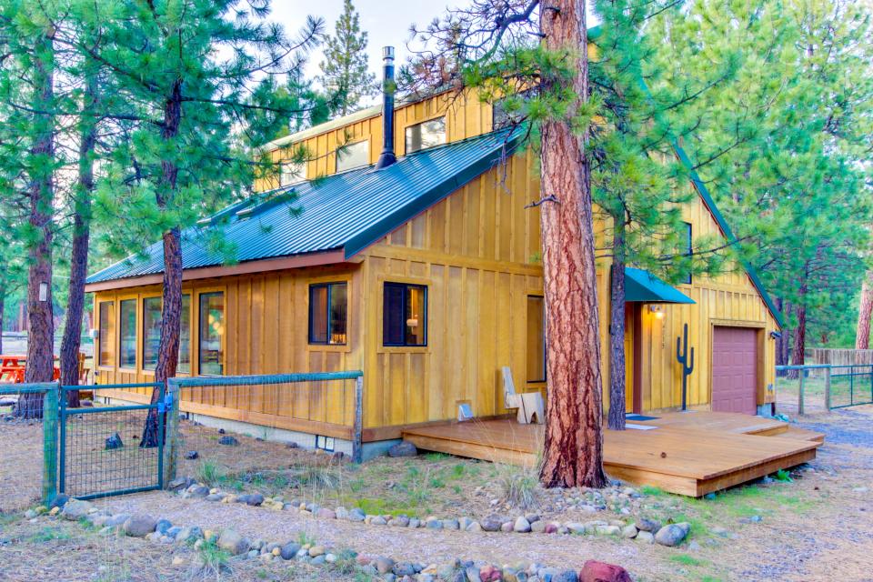 Sisters Tollgate Retreat with Hot Tub & WiFi 2 BD Vacation Rental in