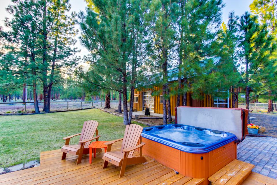 Sisters Tollgate Retreat with Hot Tub & WiFi 2 BD Vacation Rental in