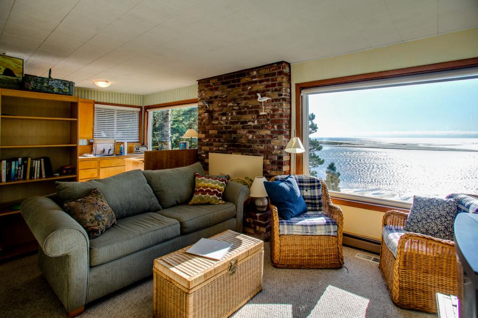 Pearl Ocean Front Beach House 3 BD Vacation Rental in Netarts, OR