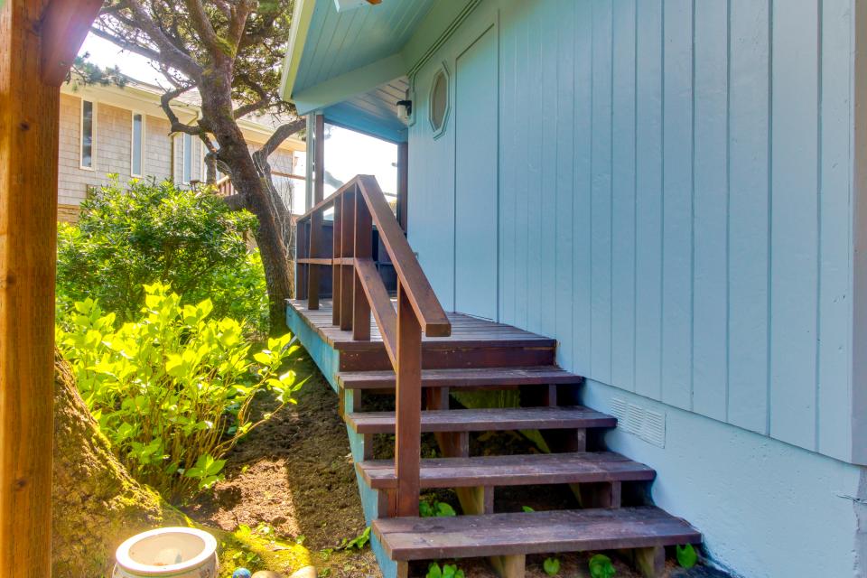 Surf Pines Oceanfront Cottage 3 BD Vacation Rental in Waldport, OR