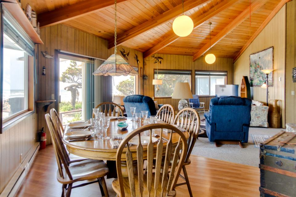 Surf Pines Oceanfront Cottage 3 BD Vacation Rental in Waldport, OR