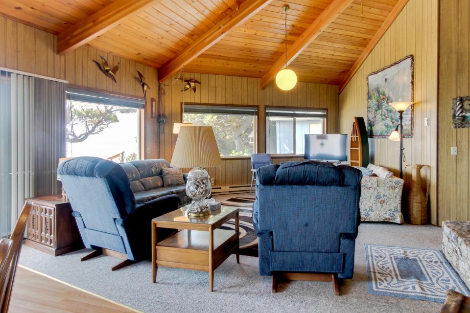 Surf Pines Oceanfront Cottage 3 BD Vacation Rental in Waldport, OR
