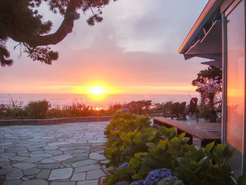 Surf Pines Oceanfront Cottage 3 BD Vacation Rental in Waldport, OR