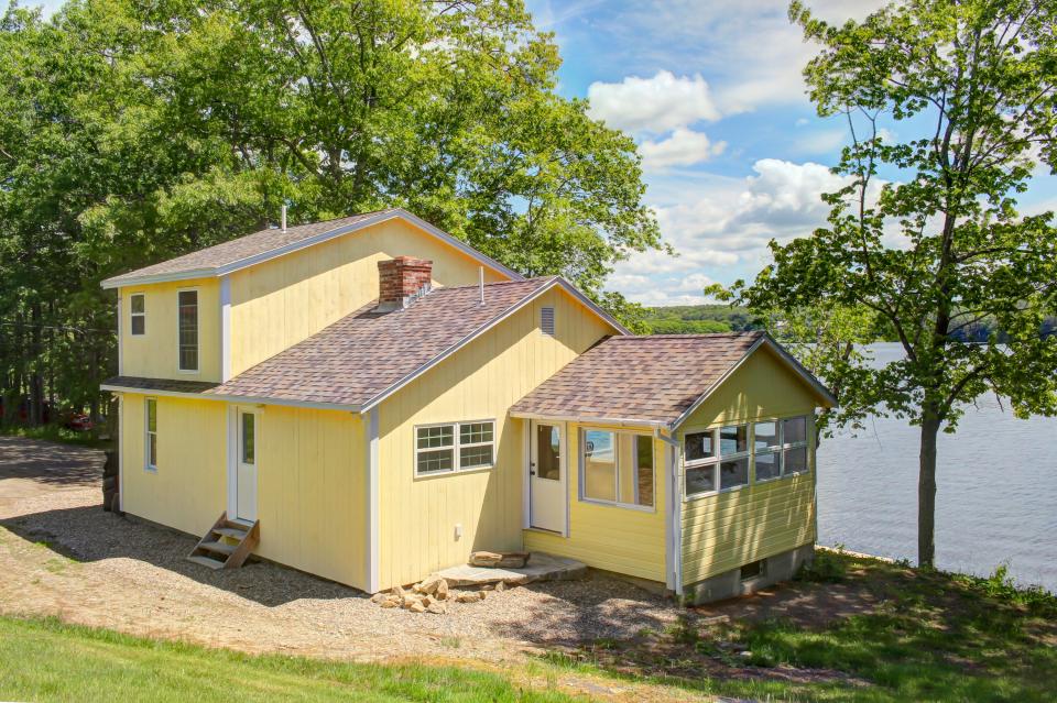 Damariscotta Lakefront Retreat 2 BD Vacation Rental in Newcastle, ME