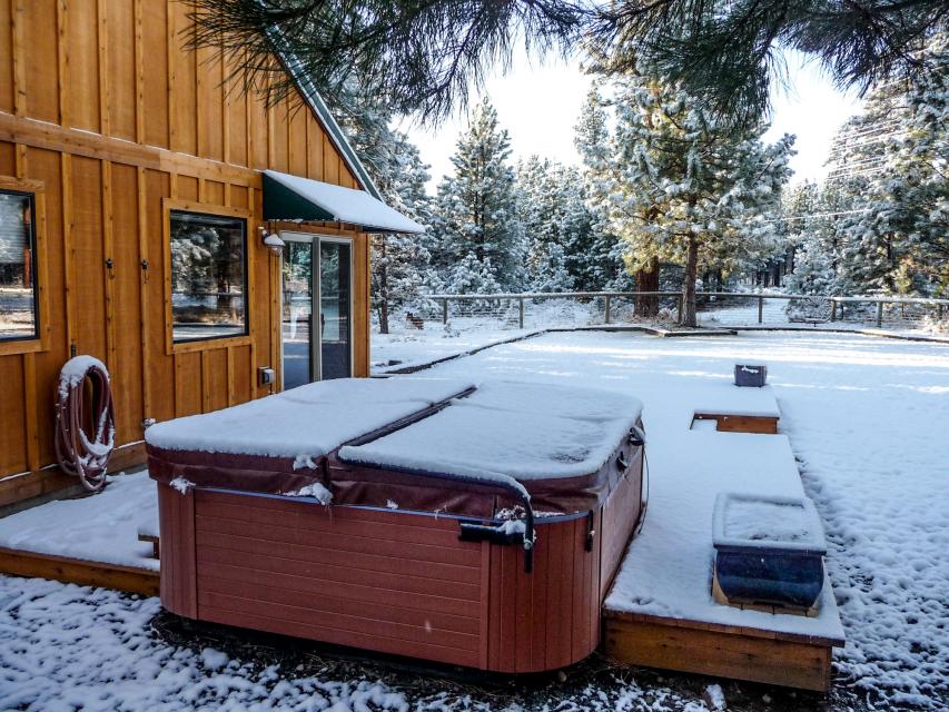 Sisters Tollgate Retreat with Hot Tub & WiFi 2 BD Vacation Rental in