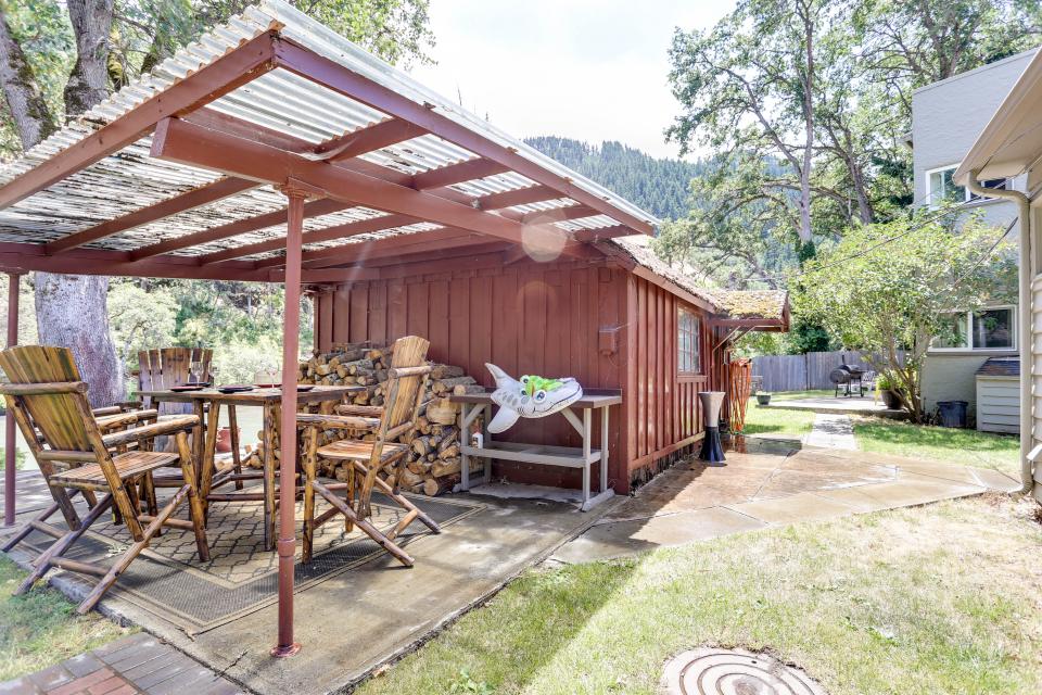 Klickitat Riverfront Main Lodge 1 BD Vacation Rental in Klickitat