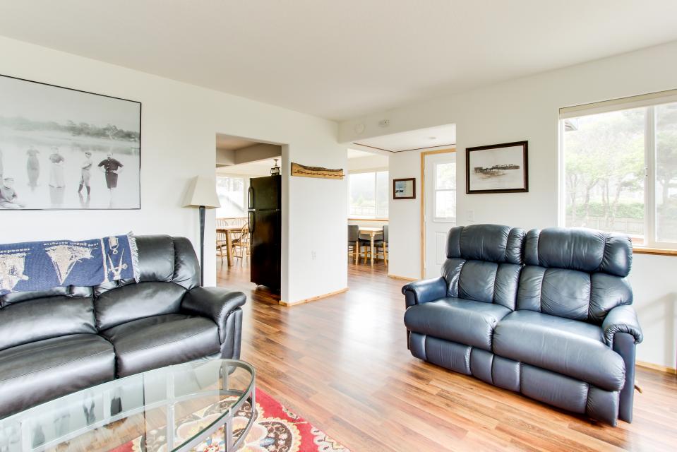 HATS House 3 BD Vacation Rental in Coos Bay, OR Vacasa