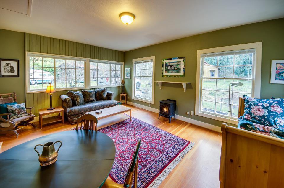 Molalla River Cottage 1 BD Vacation Rental in Molalla, OR Vacasa