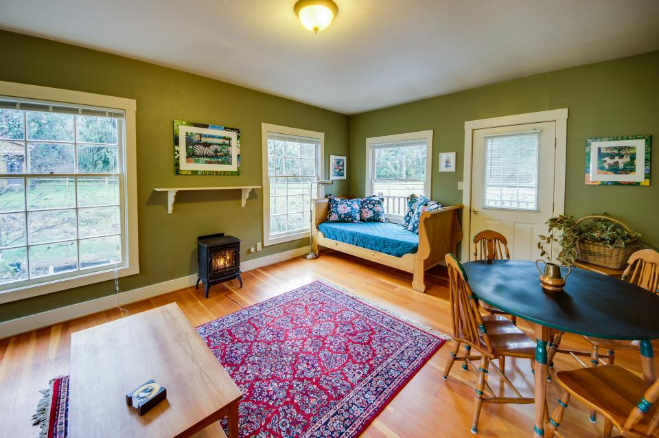 Molalla River Cottage 1 BD Vacation Rental in Molalla, OR Vacasa