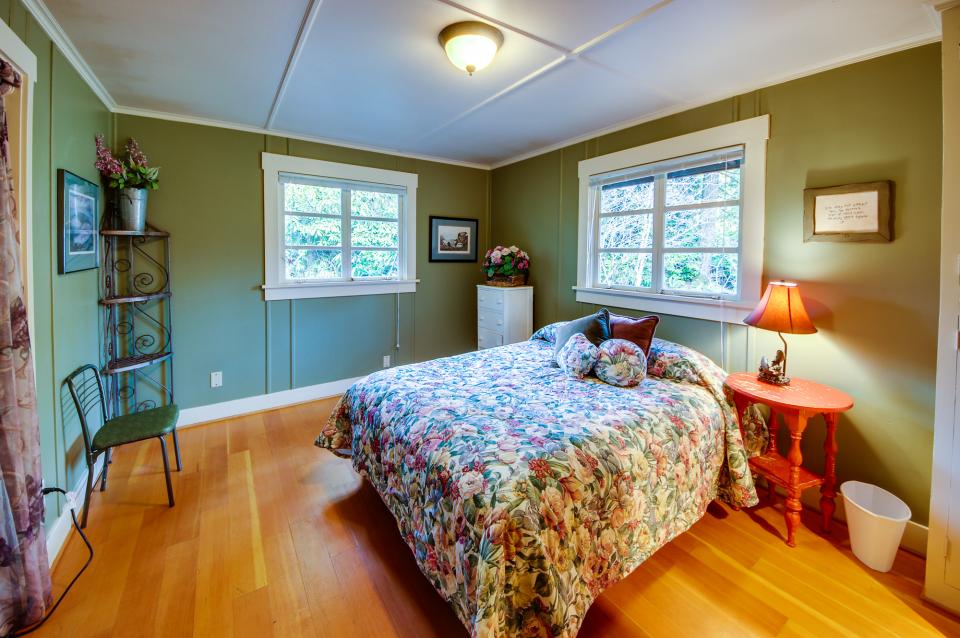 Molalla River Cottage 1 BD Vacation Rental in Molalla, OR Vacasa