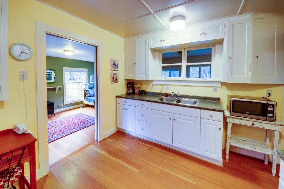 Molalla River Cottage 1 BD Vacation Rental in Molalla, OR Vacasa