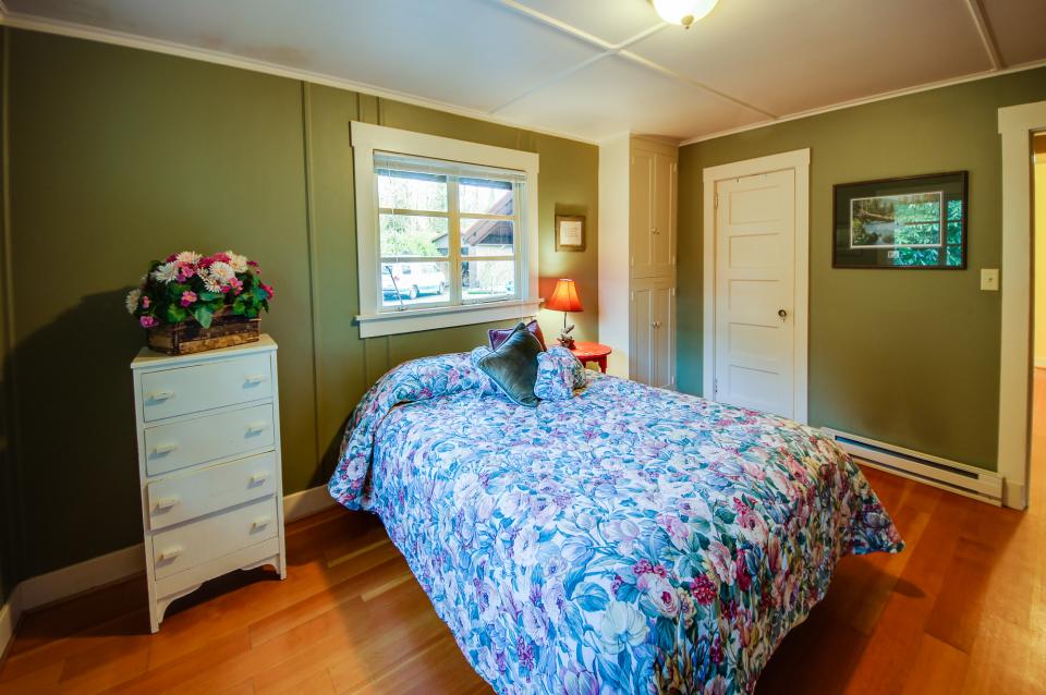 Molalla River Cottage 1 BD Vacation Rental in Molalla, OR Vacasa