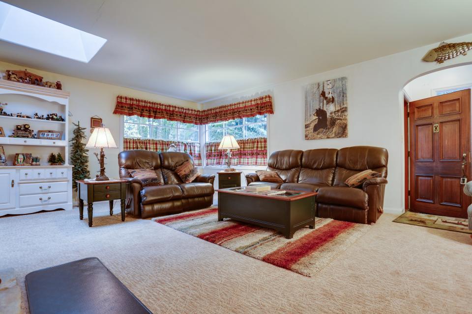 Barlow Creekside Lodge 3 BD Vacation Rental in Rhododendron, OR Vacasa