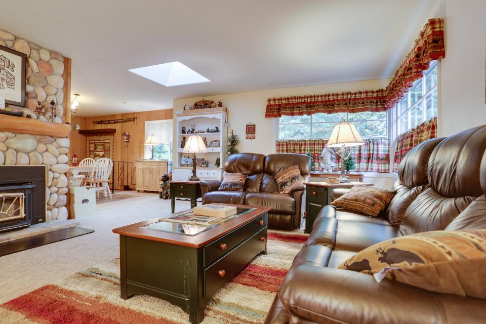 Barlow Creekside Lodge 3 BD Vacation Rental in Rhododendron, OR Vacasa