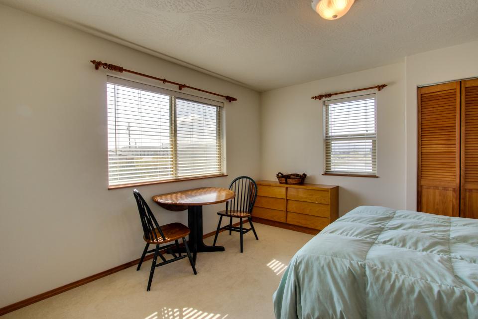 Bayshore Canal Beach House 3 BD Vacation Rental in Waldport, OR Vacasa