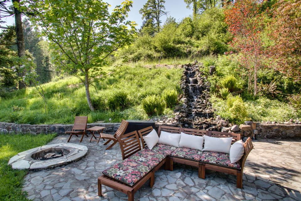 Cascade Retreat in the 4 BD Vacation Rental in Stevenson, WA Vacasa