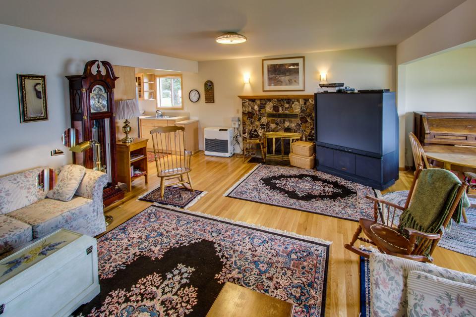 Lopez Island Agate Beach Waterfront Home 3 BD Vacation Rental in