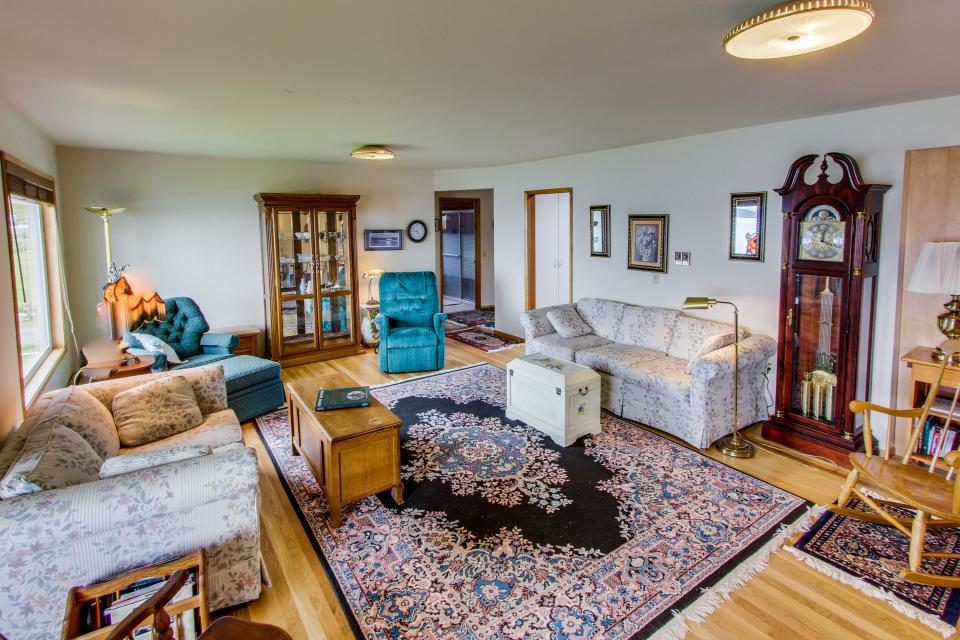 Lopez Island Agate Beach Waterfront Home 3 BD Vacation Rental in