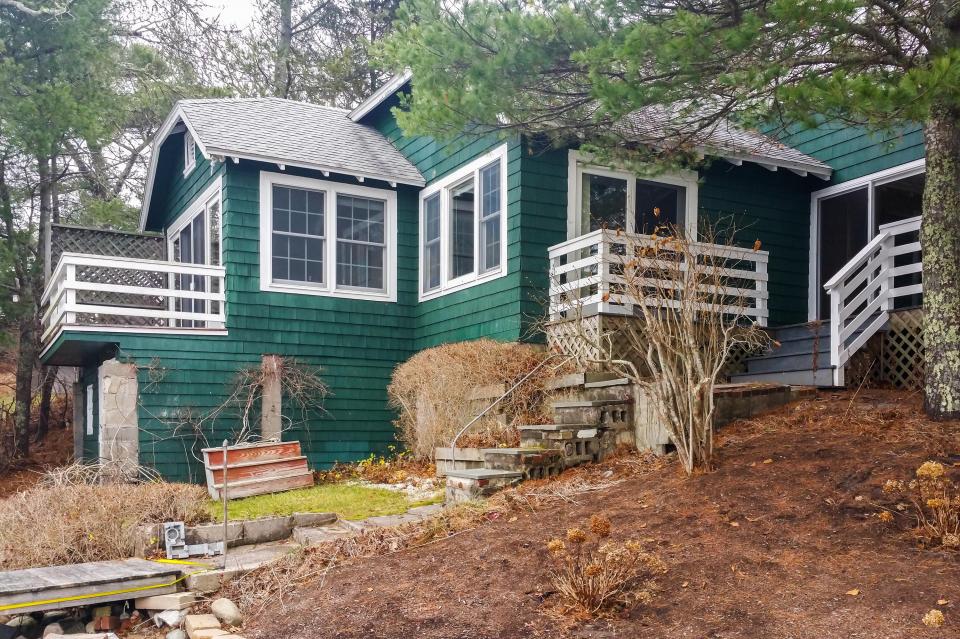 Camp Out Cottage on White Island Pond 3 BD Vacation Rental in Wareham