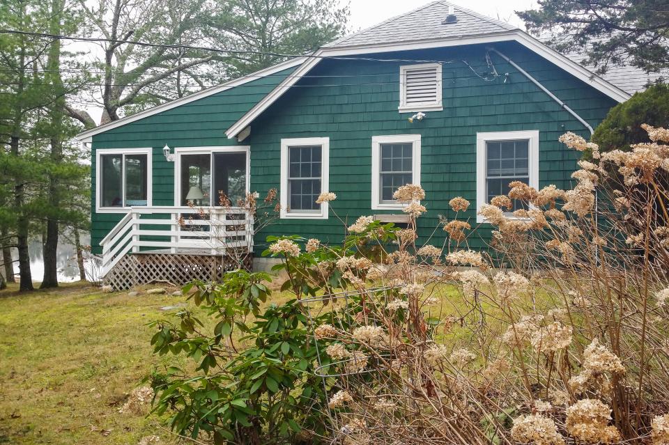 Camp Out Cottage on White Island Pond 3 BD Vacation Rental in Wareham