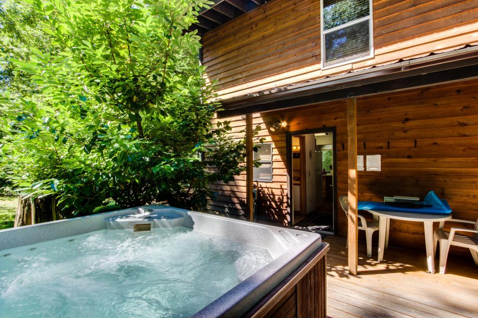 Kiwi's Creekside Cabin 3 BD Vacation Rental in Welches, OR Vacasa