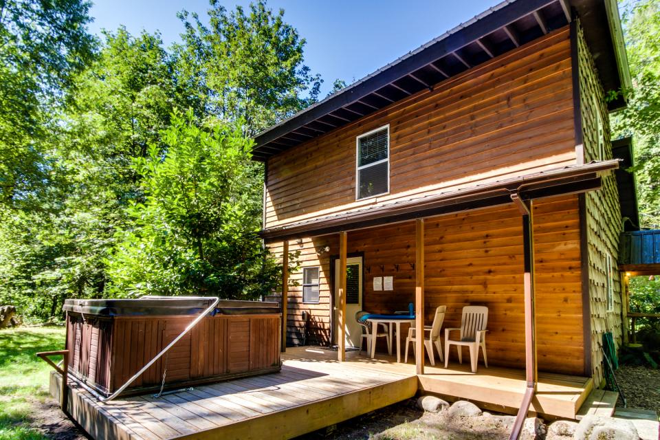 Kiwi's Creekside Cabin 3 BD Vacation Rental in Welches, OR Vacasa