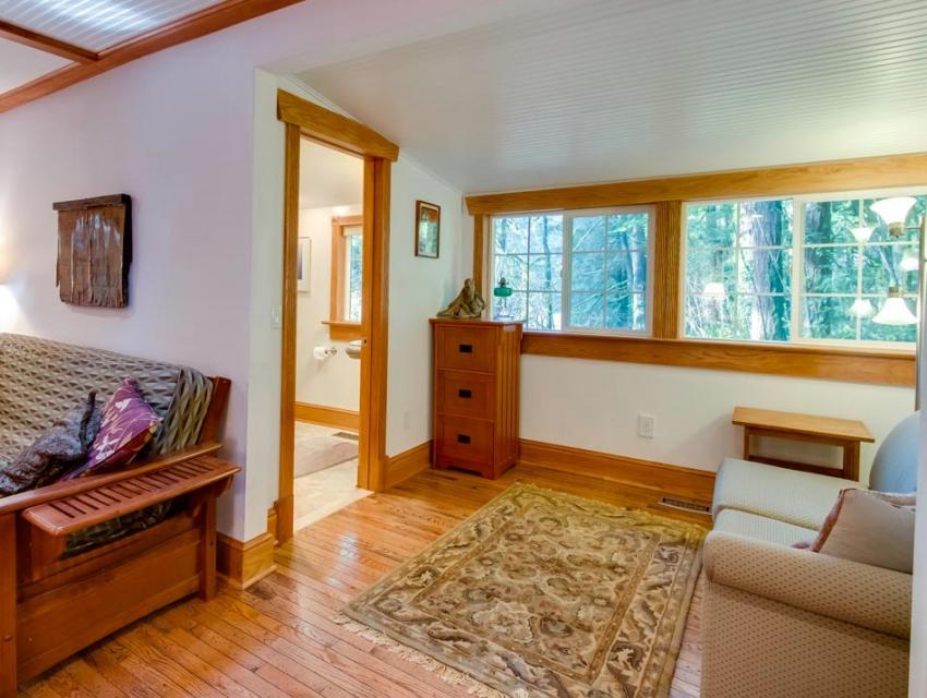 Eva's Cottage Romancing the River 1 BD Vacation Rental in Washougal