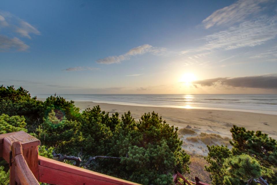 Seadrifter Oceanfront Beach House 4 BD Vacation Rental in Seal Rock