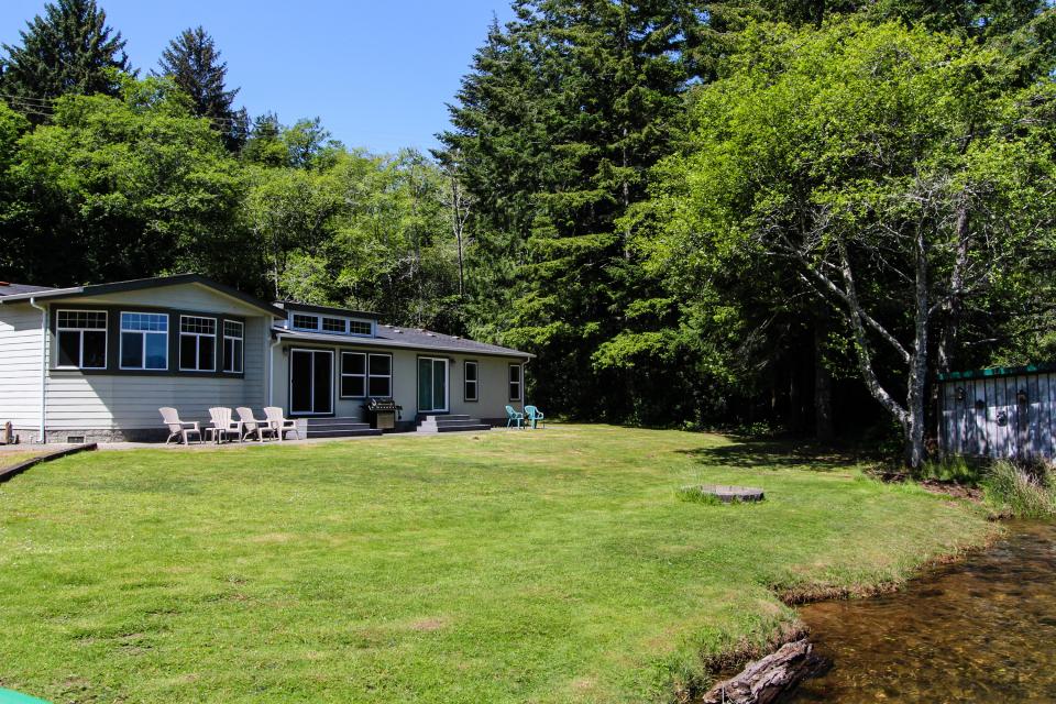 Waters Edge Retreat at Woahink Lake 3 BD Vacation Rental in Florence