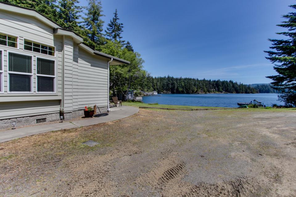 Waters Edge Retreat at Woahink Lake 3 BD Vacation Rental in Florence