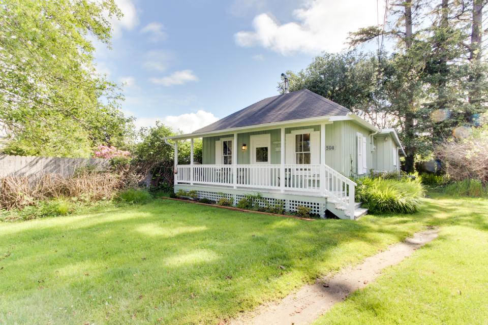 Historic Camp Hungry 2 BD Vacation Rental in Seaview, WA Vacasa