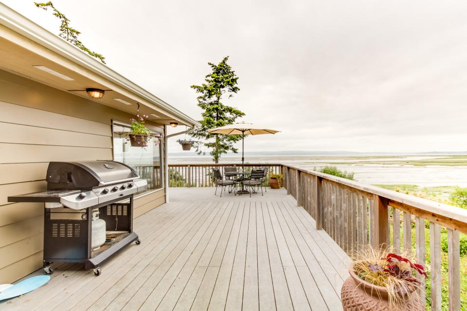 The Warm Beach Waterfront House on the Puget Sound 2 BD Vacation