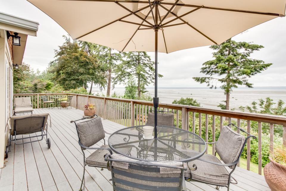 The Warm Beach Waterfront House on the Puget Sound 2 BD Vacation
