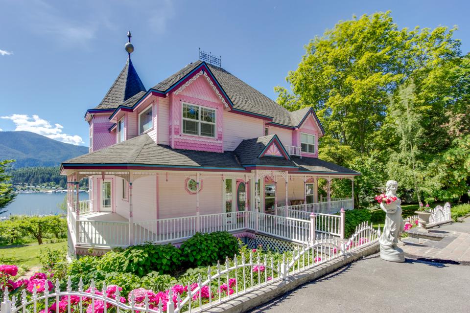 The Pink House With Cottage 5 BD Vacation Rental in Bayview, ID Vacasa