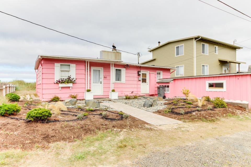 Li'l Pink House 2 BD Vacation Rental in Rockaway Beach, OR Vacasa